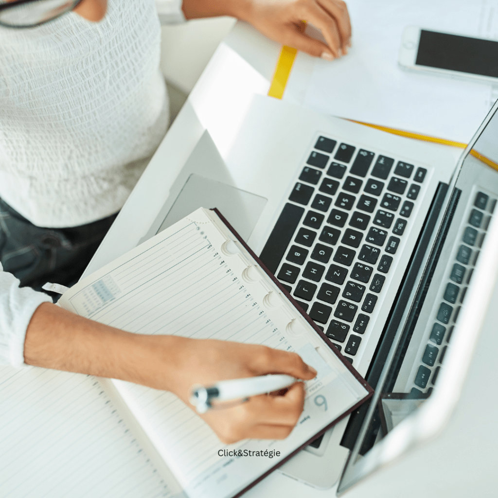 Assistante indépendante en train de trier des documents administratifs pour une PME, symbolisant l’externalisation des tâches comme la facturation, la gestion des mails et la préparation comptable à Béziers et alentours.